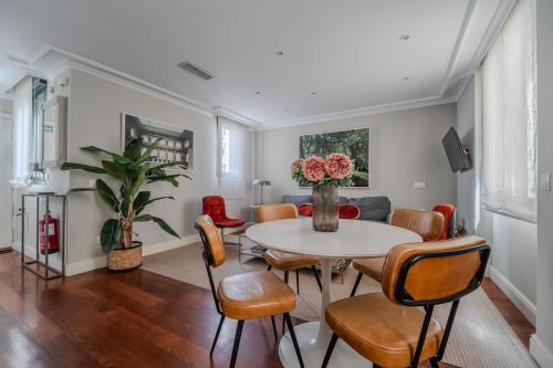 Stylish Duplex with parking - 2BD 2BTH - Almagro