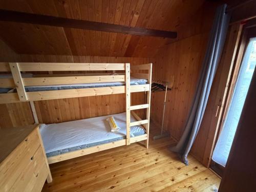 a room with two bunk beds in a cabin at Haus Sommerfeld in Meißendorf
