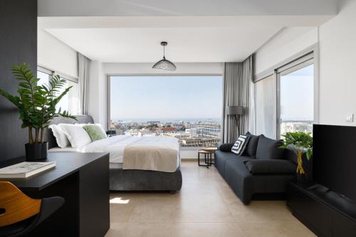 Skyline City Luxury Apartment with Stunning Terrace by BiNoBi!