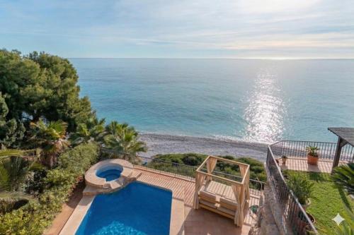 Villa Leandro, First Line Villa with amazing sea views and private access to the sea!