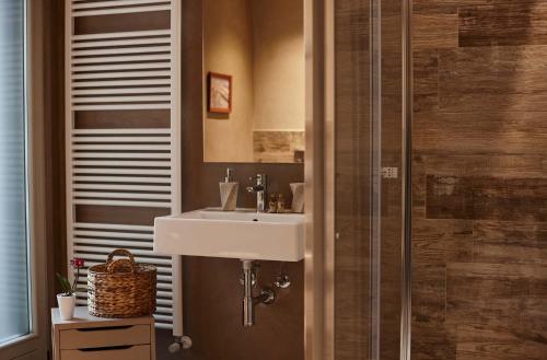 a bathroom with a sink and a shower at B&B Il Vicoletto in Santarcangelo di Romagna