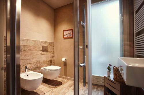 a bathroom with a toilet and a sink at B&B Il Vicoletto in Santarcangelo di Romagna