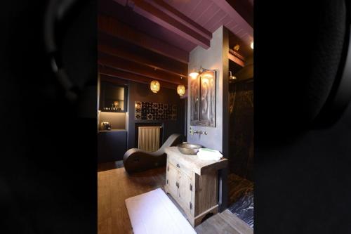 a room with a table and a chair in it at Domaine 10 in Schore