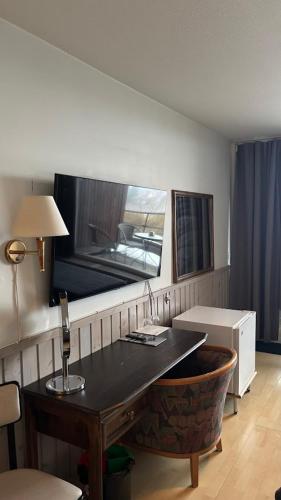 a room with a table and a large window at Hotelli Kantakievari in Ruovesi