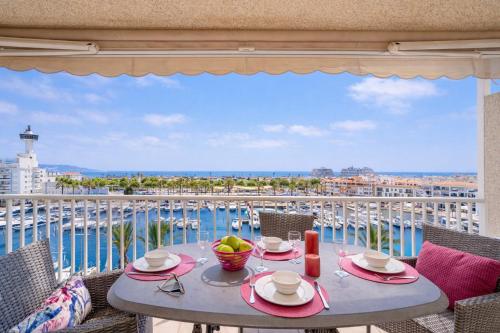 Apart-rent Penthouse Port Grec 0160 con WIFI, Smart TV, vista al canal y al mar