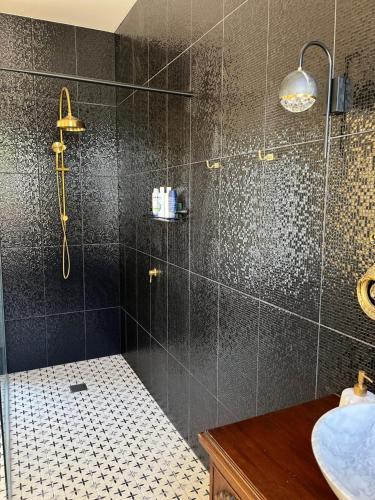 ein Badezimmer mit Dusche und Waschbecken in der Unterkunft Towerview in Benalla