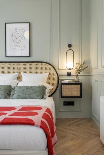 FurtiveStay - Bon Marché - Rousselet