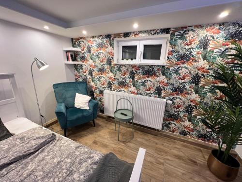 a bedroom with a flowery wallpaper on the wall at Moderne & gemütliche Pendleroase in Eislingen