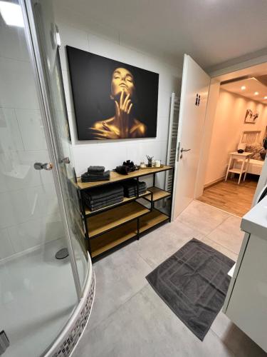 a bathroom with a flat screen tv on the wall at Moderne & gemütliche Pendleroase in Eislingen