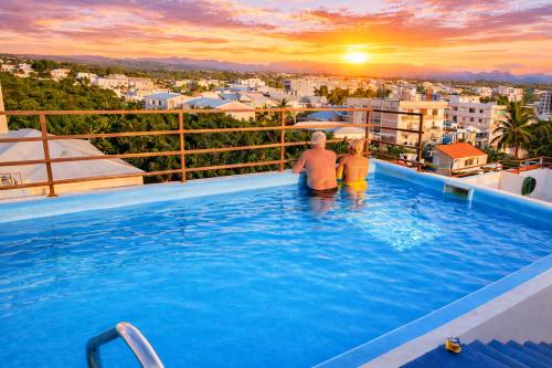 2 Bedroom Luxury Walk to the Beach APPT