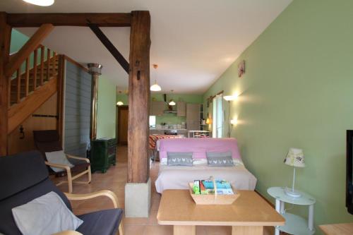 a room with a bed and a table and a kitchen at Le mouly/petit gite in Miossens-Lanusse
