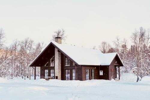 a log cabin with snow on the roof at Röningen 24 - Bruksvallarna in Bruksvallarna