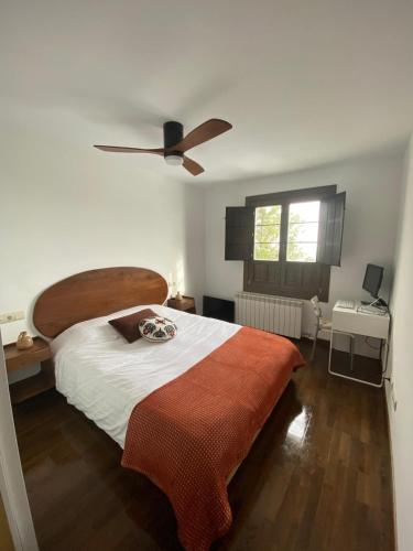 ein Schlafzimmer mit Bett und Deckenventilator in der Unterkunft Mendia in Jaca