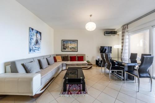 Bright Sunny Apartment by PikHost