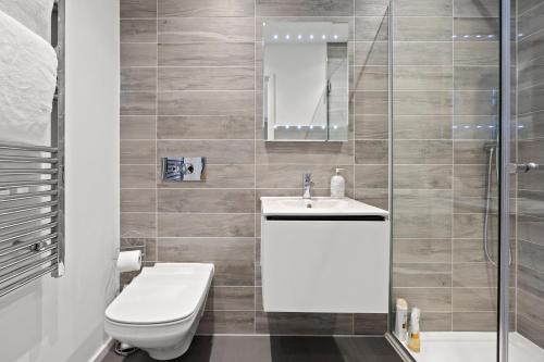 a bathroom with a toilet and a sink and a shower at Modern 2 Bed Apartment by MCF in Merstham