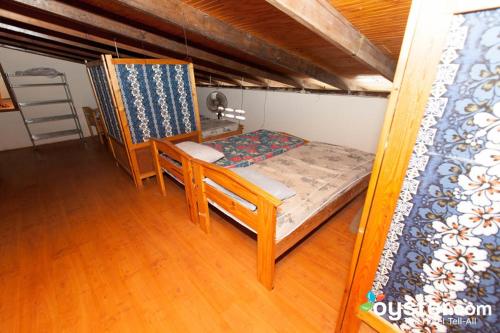 1 dormitorio con 1 cama, mesa y sillas en Candles in the Wind en Bon Accord Village