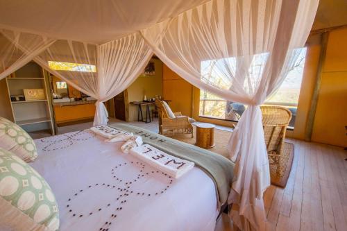 Ghoha Hills Savuti Lodgeにあるベッド