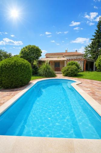 VILLA CONSTANCE - Swimming pool & Parking - sleeps 8