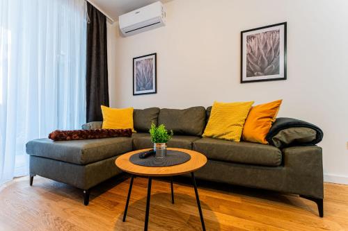 Zagreb 137 - 2 Bedrooms - Parking - 2 Loggia - New - Apartment - Flexible Keybox Entry - Modern - Monthly Rent - WiFi