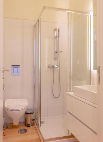 417 Garden !2 min to Metro ! 15min Walk to Porto