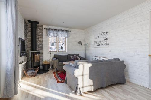 a living room with a couch and a table at Brunkulla - Tänndalen in Tänndalen
