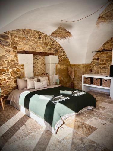 Llit o llits en una habitació de Suite Le Clos Boheme - Uzes - chambre Manon, Marius et Marcel