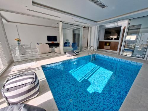 Premium stay with Indoor Pool & parking