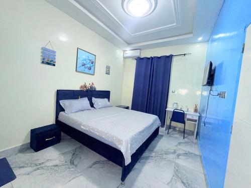 Un dormitorio con una cama y un escritorio. en House & Food, en Thiès