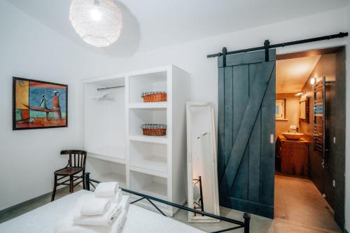 a bathroom with a green shower curtain in a room at Villa Michaela con piscina privata e vista mare in Capo Vaticano