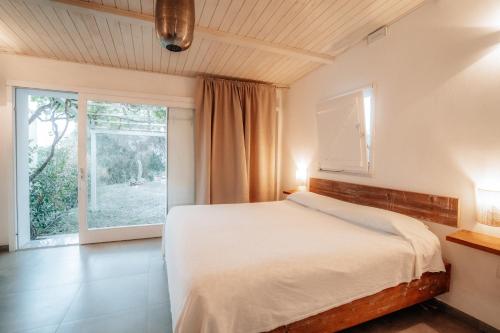 a bedroom with a large bed and a window at Villa Michaela con piscina privata e vista mare in Capo Vaticano