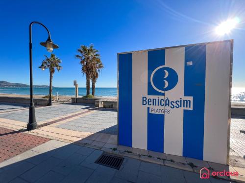 a sign on a sidewalk next to the beach at Villa Las Palmas in Benicàssim