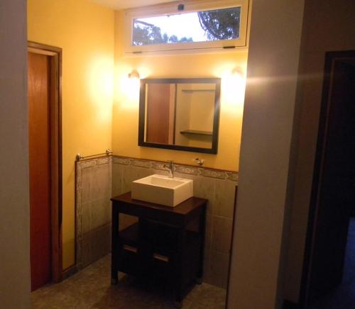 un baño con lavabo y espejo en Cabaña Descansos del Este, en Costa del Este