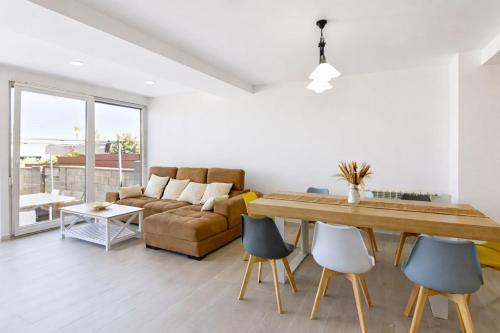 Villa en la playa con vistas al mar y jardín