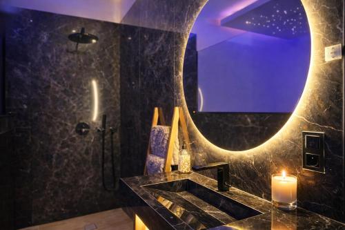 a bathroom with a sink and a mirror at Suite neuve piscine privée Les Charmettes in La Ciotat
