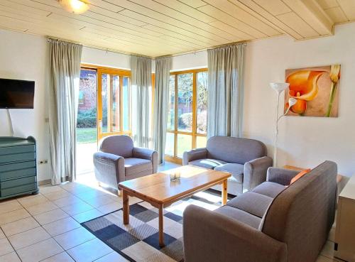 a living room with chairs and a coffee table at Haus 26 Natur Ferienpark - Ruhe, Natur und Komfort für erholsame Tage fern vom Alltag in Nieheim