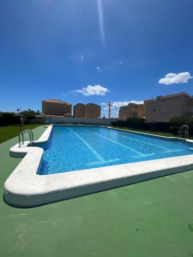 Spacious 3-Bed Apartment with Stunning Lake Views