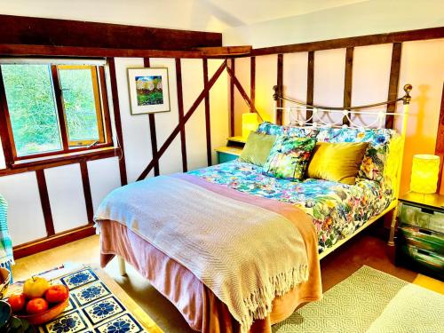 a bedroom with a bed in a room at The Swallows Rest, Avebury in Avebury