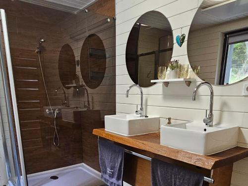 a bathroom with two sinks and a shower at Lakeforest Dedinky Wellness Chata privát jacuzzi aj sauna, výhľad na jazero in Dedinky
