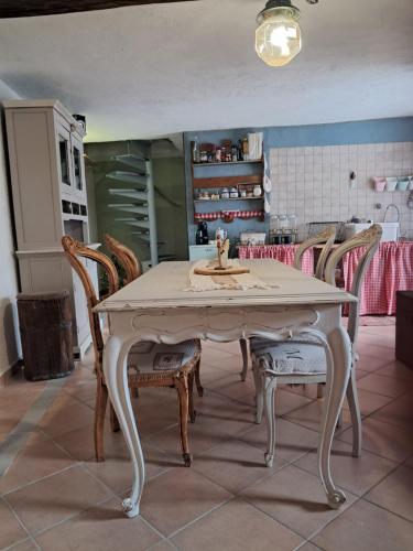 a table and chairs in a room with a kitchen at Rifugio Felice in Bagnolo Piemonte