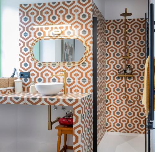a bathroom with a sink and a mirror on a wall at El Sueño, Paca in Barres