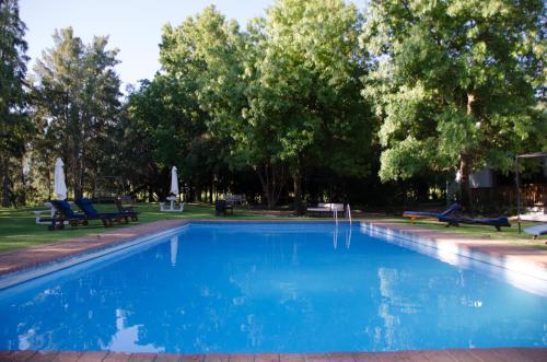 Der Swimmingpool an oder in der Nähe von Vindoux Tree House Guest Farm & Spa