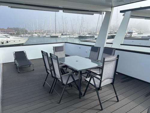 Hausboot Santa Lucia Novigrad - Floating Sea House