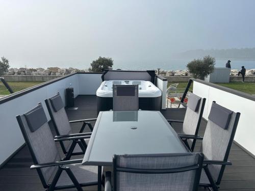 Hausboot Santa Lucia Novigrad - Floating Sea House