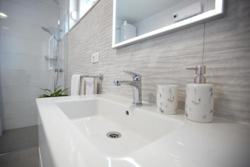 Trogir Kaštela large apartment near the beach