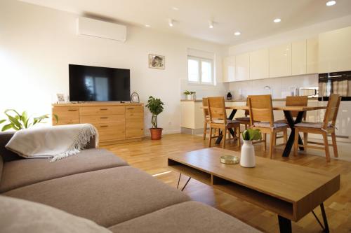 Trogir Kaštela large apartment near the beach
