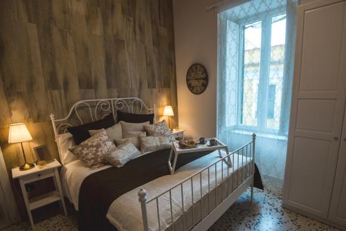 sypialnia z łóżkiem i oknem w obiekcie Elegant B&B - Il Vicolo storico w mieście Salerno