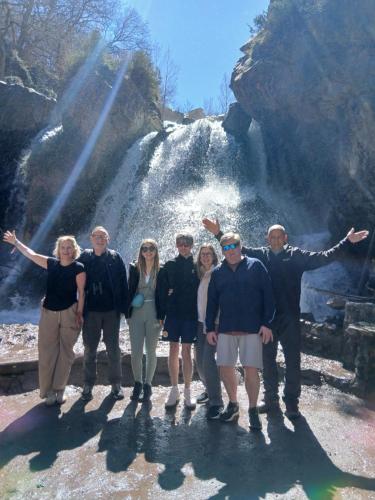 eine Gruppe von Menschen steht vor einem Wasserfall in der Unterkunft Dar Imoughlad in Marrakesch