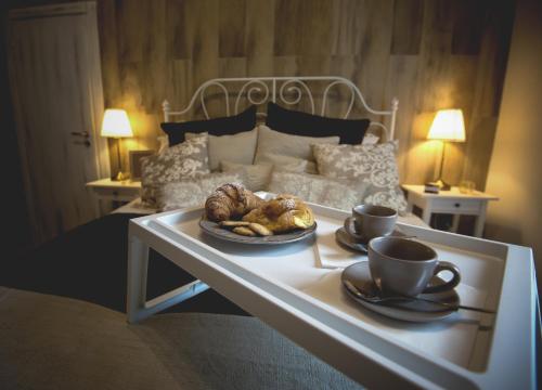 een tafel met een bord eten en twee kopjes koffie bij Elegant B&B - Il Vicolo storico in Salerno