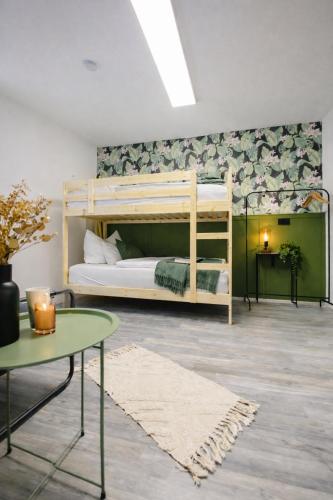a bedroom with a bunk bed and a table at Ferienwohnung 125 qm für 6 Gäste im Zentrum Heinsberg in Heinsberg