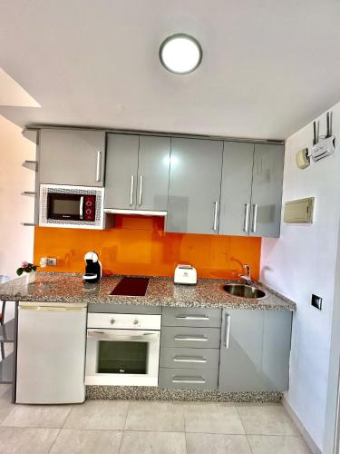 Spacious Studio in Benalbeach with sea views